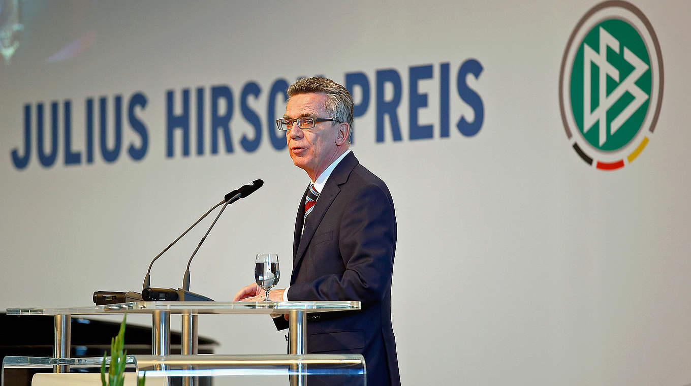 Thomas de Maizière: "Der Fußball hat eine Bedeutung über den Sport hinaus" © 2015 Getty Images