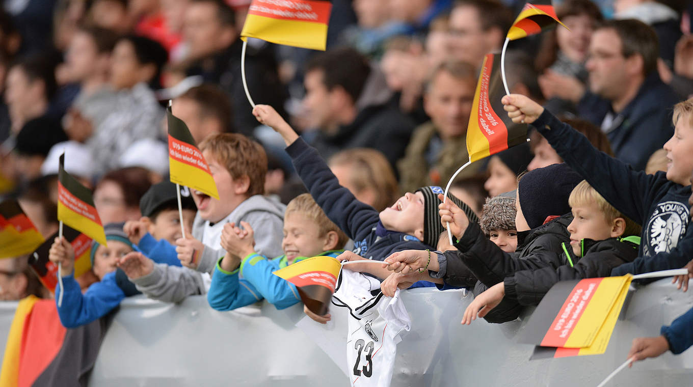 Unterstützten die deutsche U 19 tatkräftig: DFB-Fans im Stadion an der Kreuzeiche © 2015 Getty Images