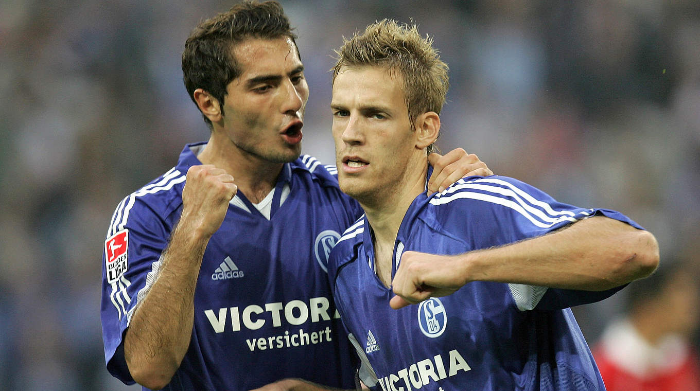 In der Nachspielzeit: Larsen (r.) sichert S04 im Jahr 2005 gegen die Bayern einen Punkt © 2005 Getty Images