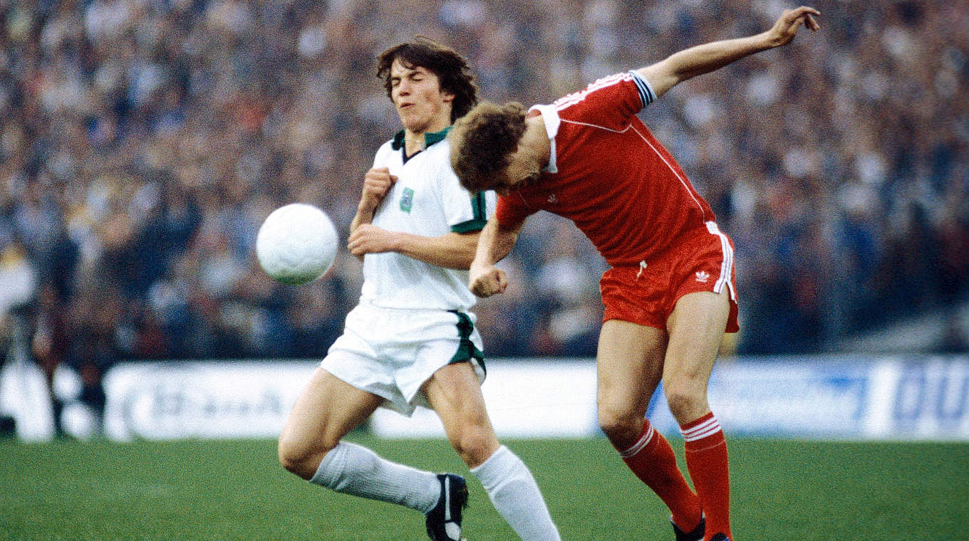 UEFA-Cup-Finale 1980: Gladbachs Matthäus (l.) gegen Frankfurts Hölzenbein © imago