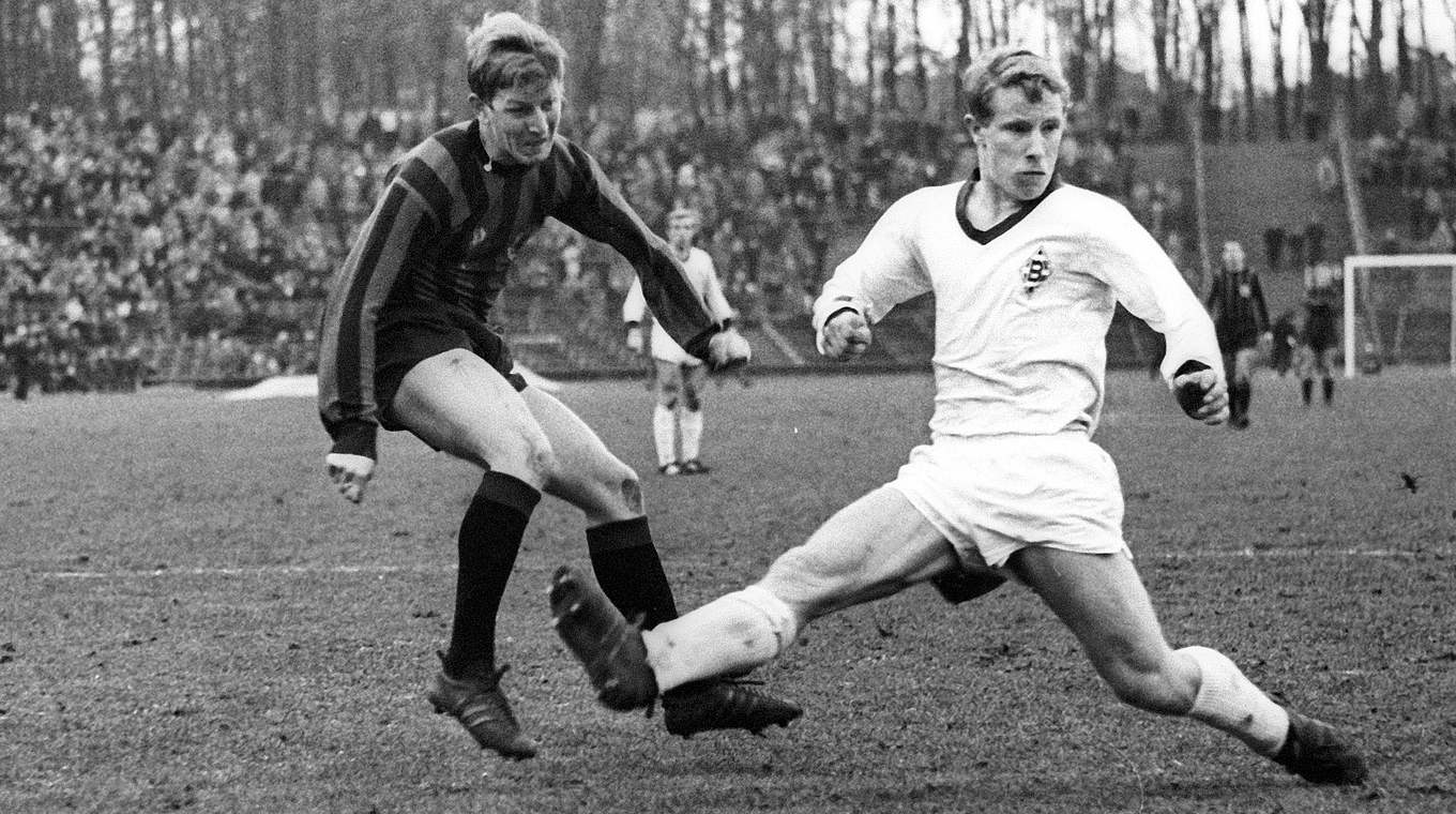 Erstes Duell im Dezember 1965: Grabowskis (l.) Frankfurter besiegen Vogts' Gladbacher © imago sportfotodienst