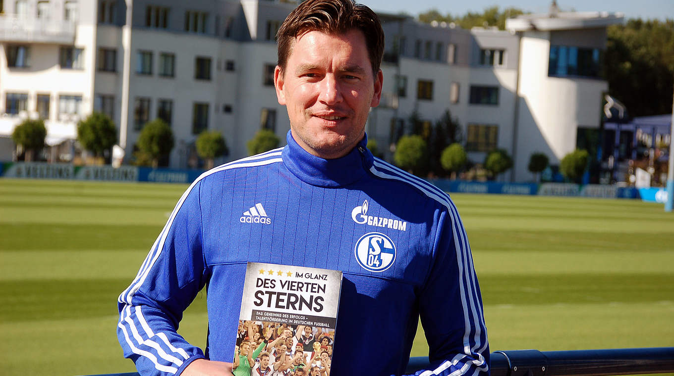Fußballlehrer und Co-Buchautor: Stephan Schmidt mit seinem Buch "Im Glanz des vierten Sterns" © mspw