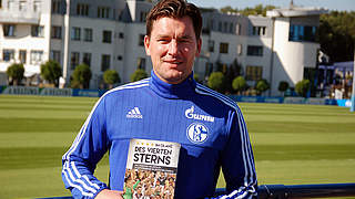 Fußballlehrer und Co-Buchautor: Stephan Schmidt mit seinem Buch 