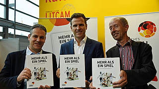 Buchpräsentation: DFB-Teamchef Bierhoff (M.), Manuel Neukirchner und Ludger Claßen © imago/Hartenfelser