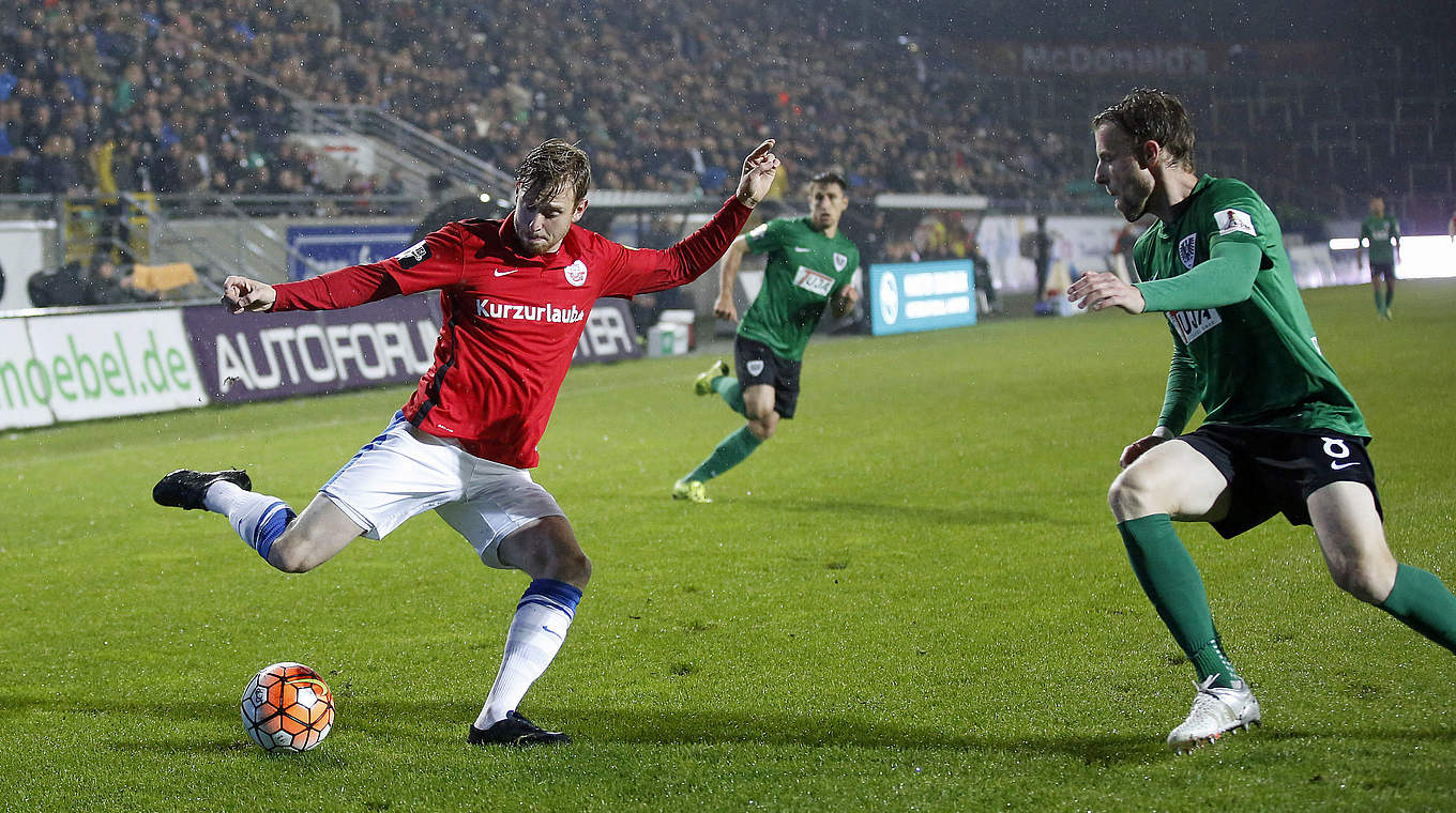 Zweikampf im Preußenstadion: Rostocks Ahlschwede (l.) und der Münsteraner Heitmeier © 2015 Getty Images