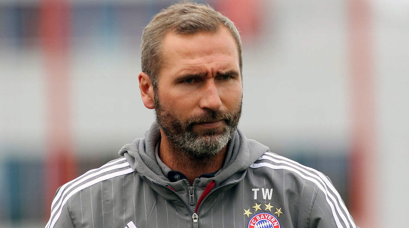 Kassiert gegen den Ex-Klub die erste Niederlage: Tim Walter, Coach des FC Bayern © imago/Lackovic