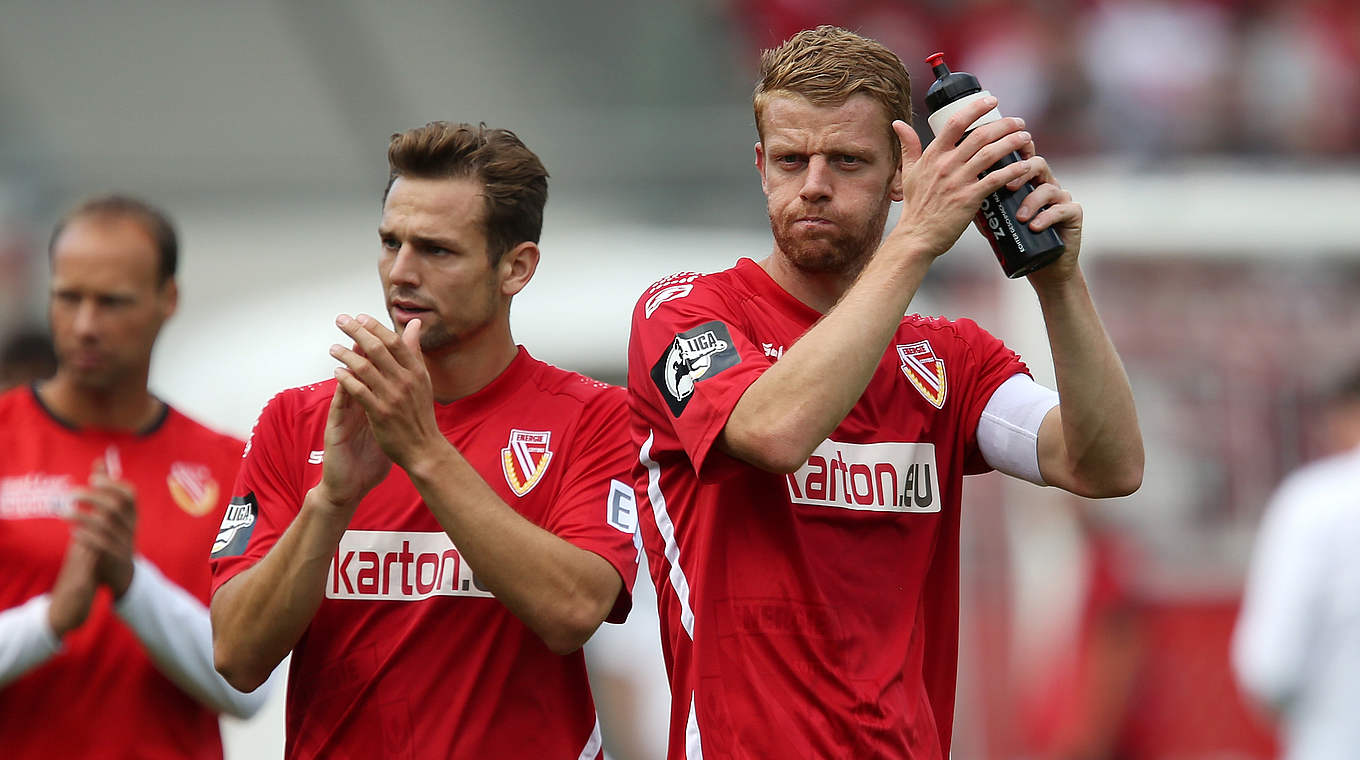 Bringt Dresden die erste Niederlage bei: Cottbus mit Torschütze Marco Holz (l.) © 2015 Getty Images