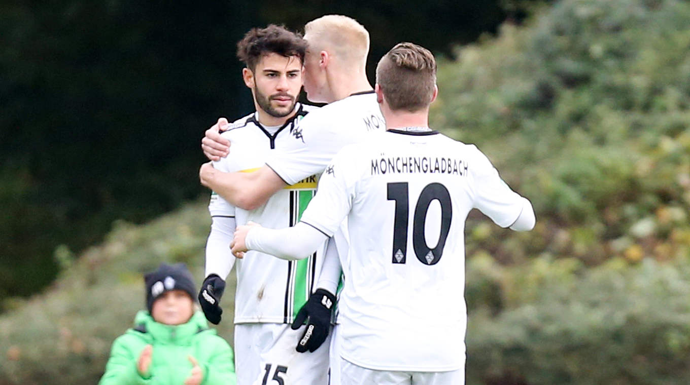 13. Spieltag in der West-Staffel: Borussia Mönchengladbach II - SC Verl 1:0 (1:0): Bilal Sezer (l.) beschert den Fohlen aus Gladbach den fünften Sieg in Serie.  © imago/Eibner