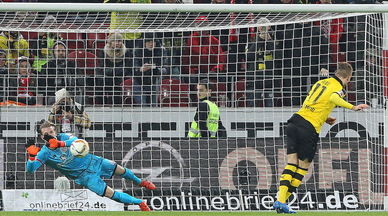 Pariert: Mainz' Loris Karius hält gegen Marco Reus vom BVB © DANIEL ROLAND/AFP/Getty Images