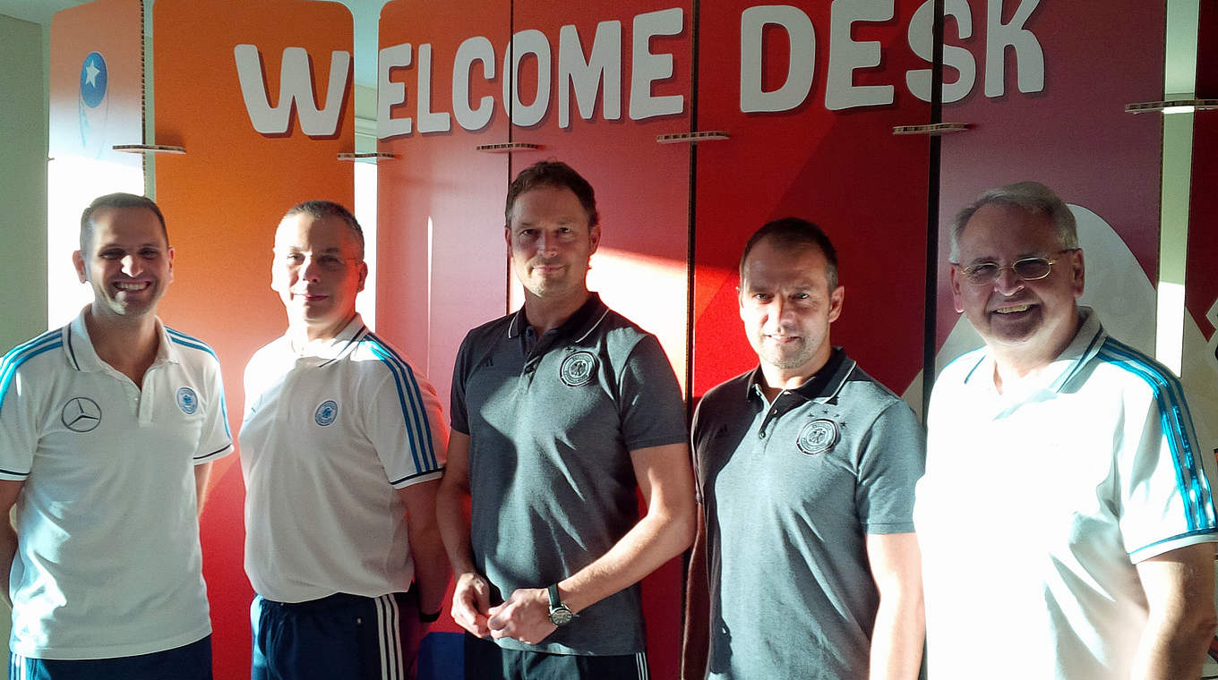 Die WM-Delegation: Mit U 19-Trainer Marcus Sorg (M.) und Sportdirektor Hansi Flick (2.v.r.) © DFB