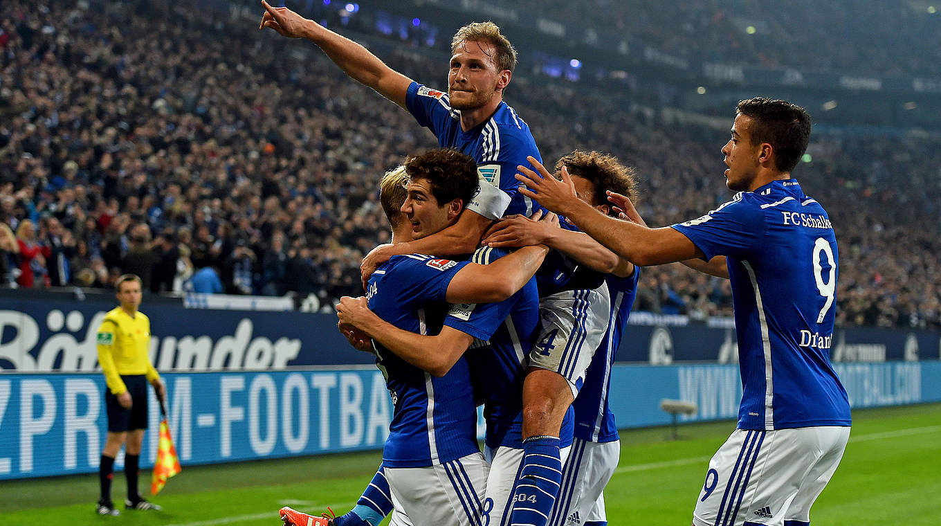 Oben auf der Jubeltraube nach dem 2:1 durch Meyer in der Nachspielzeit: Höwedes © 2015 Getty Images