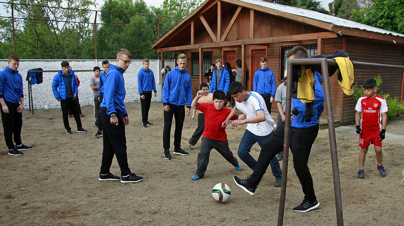 "Trainingseinheit" mit den Kids: Die U 17-Junioren kicken mit den Heimkindern © Víctor Orellana / LOC Chile 2015