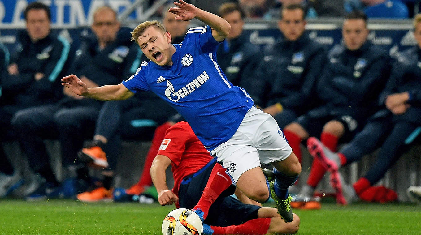 18. Minute im Spiel bei Schalke: Ibisevic foult Max Meyer © 2015 Getty Images