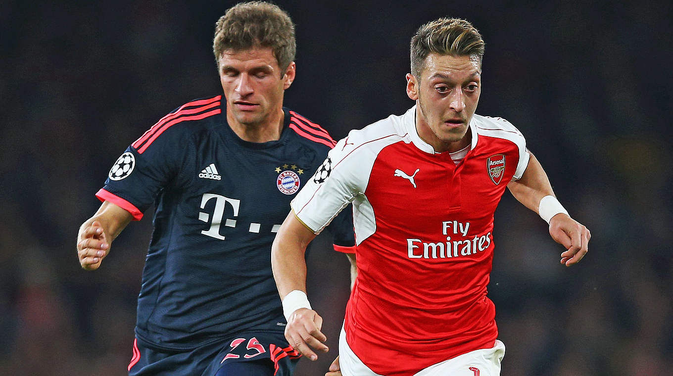 Laufduell unter Weltmeistern: Müller (l.) verfolgt Özil © 2015 Getty Images