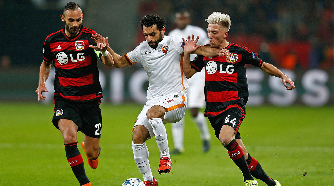 Toprak and Kampl fighting against Roma's Mo Salah © 2015 Getty Images