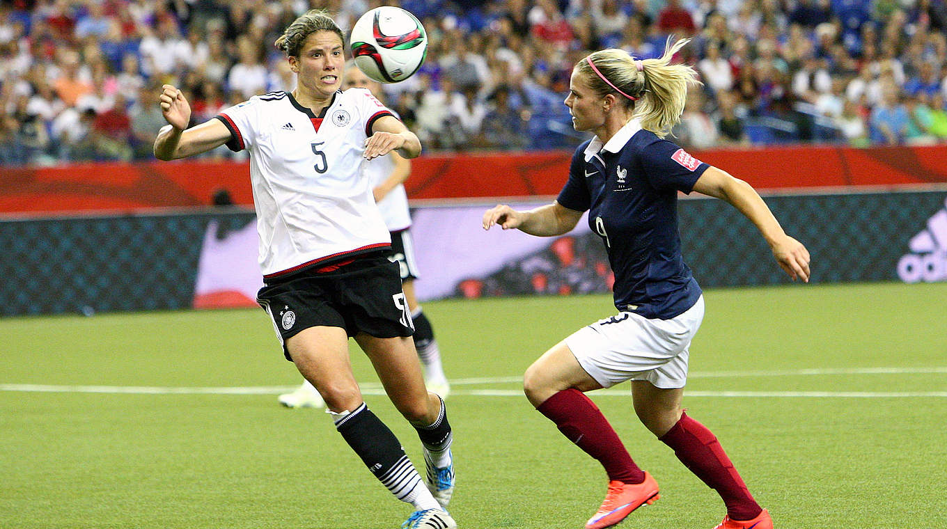 Immer mit vollem Einsatz dabei: Krahn (l.) bei der WM 2015 gegen Eugenie Le Sommer  © 2015 Getty Images
