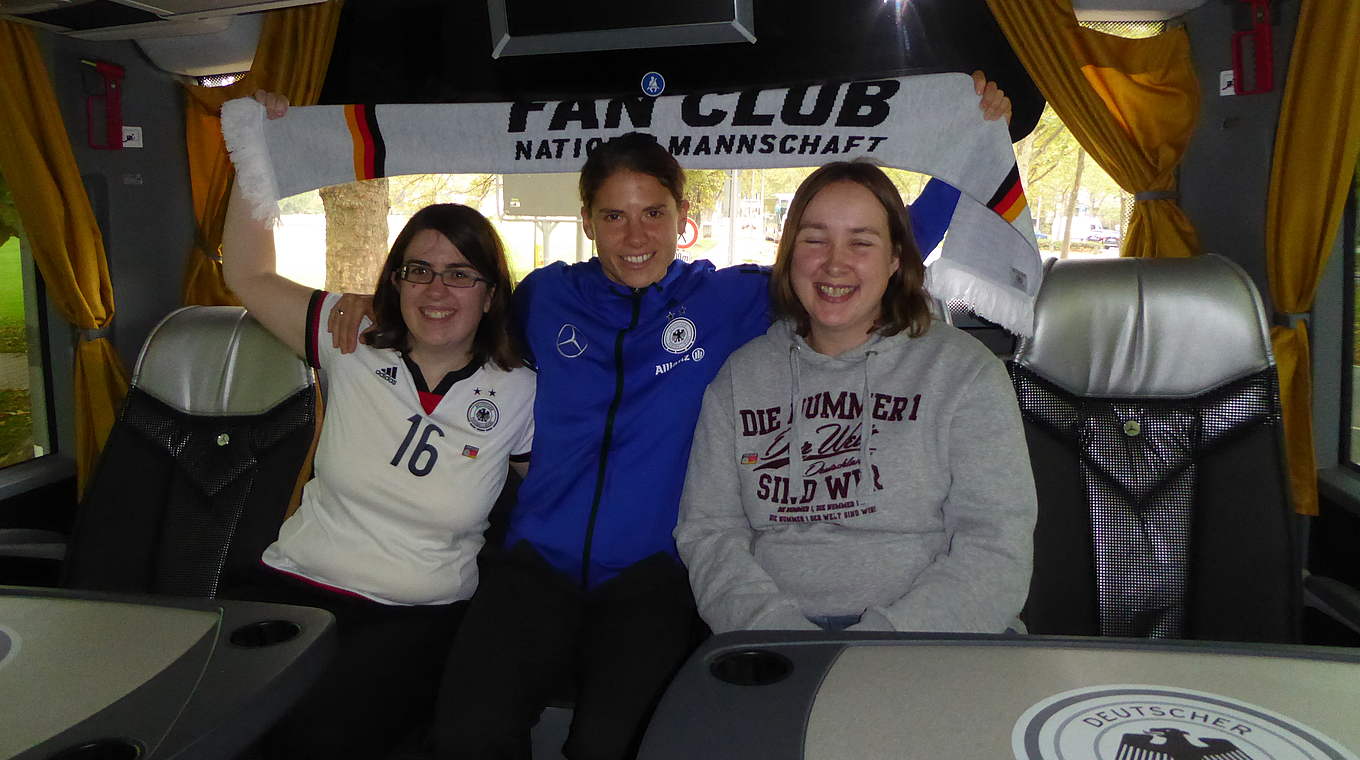 Busfahrerinnen: Miriam und Esther nehmen Annike Krahn in ihre Mitte © Fan Club Nationalmannschaft