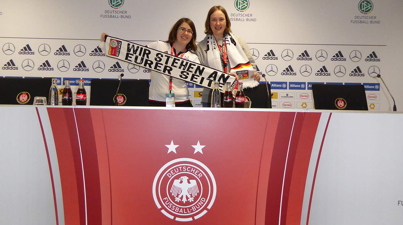 Pressekonferenz: Miriam und Ester auf dem Podium © Fan Club Nationalmannschaft