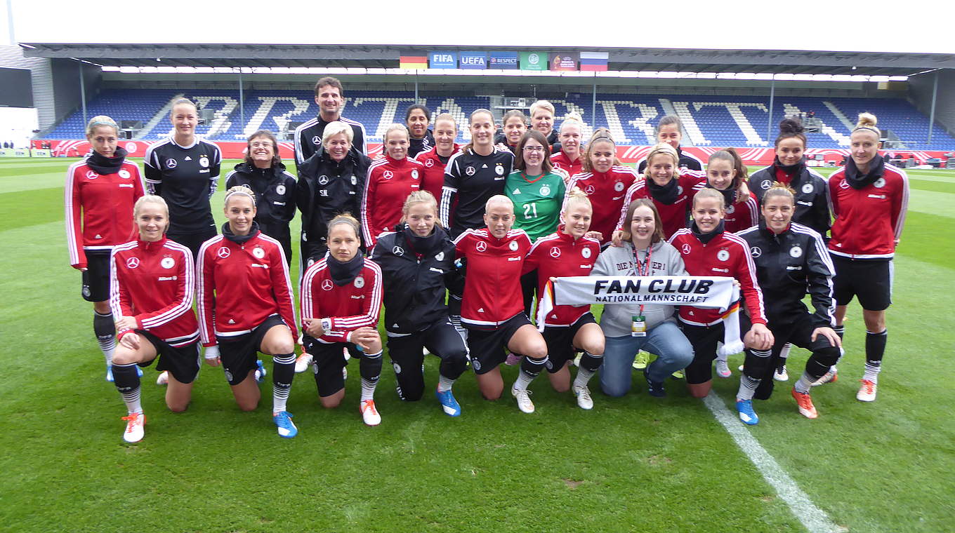 Mittendrin statt nur dabei: Miriam und Esther mit den DFB-Frauen © Fan Club Nationalmannschaft