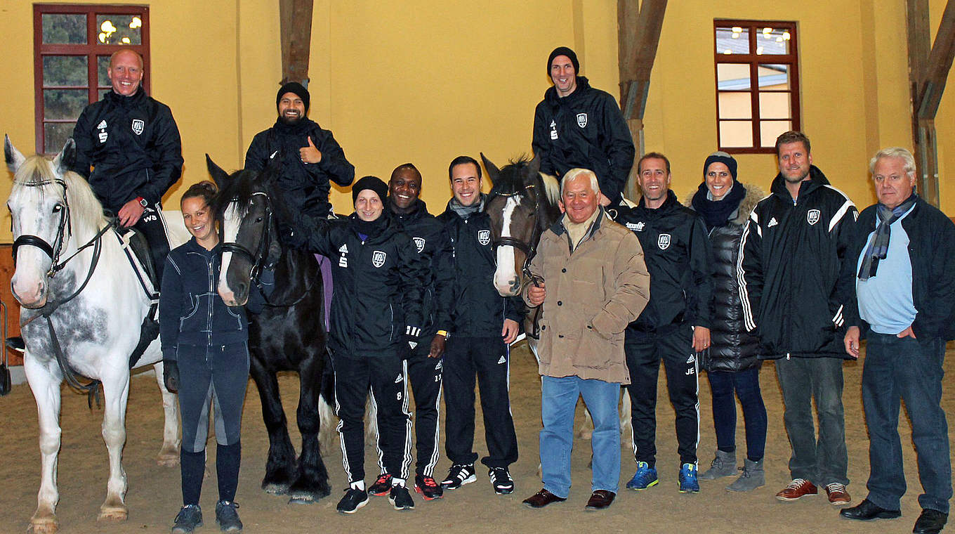 "Unser Trainerteam ist Neuem gegenüber aufgeschlossen": VfL-Profis mit Pferden © VfL Osnabrück