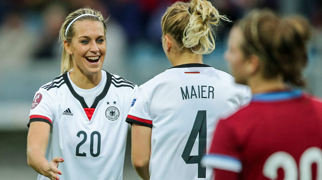 Nach dem zweiten Tor: Lena Goeßling (l.) beglückwünscht Leonie Maier zu ihrem Treffer © 2015 Getty Images