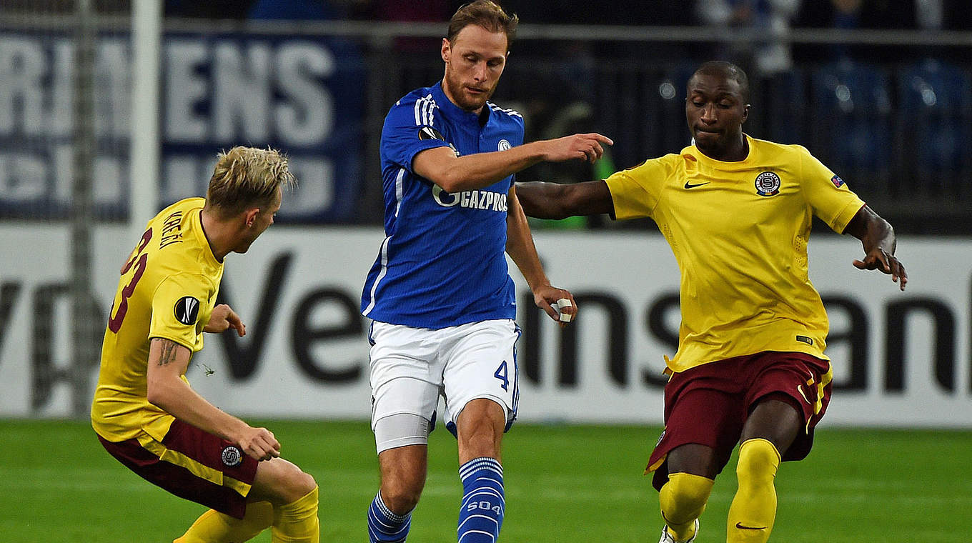It was a tough night for Benedikt Höwedes and the rest of the Schalke defence © 
