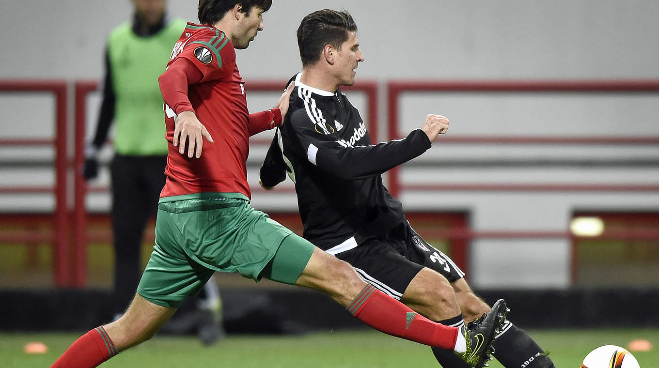 Mario Gomez scoring his first goal for Besiktas.  © 