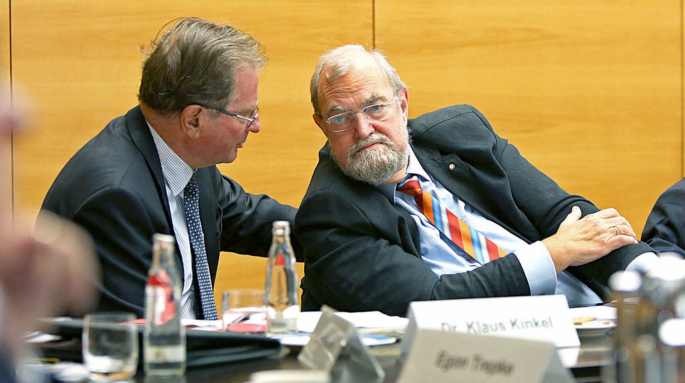 Bei der Kuratoriensitzung der DFB-Stiftungen: Klaus Kinkel (l.) und Wolfgang Watzke © Carsten Kobow