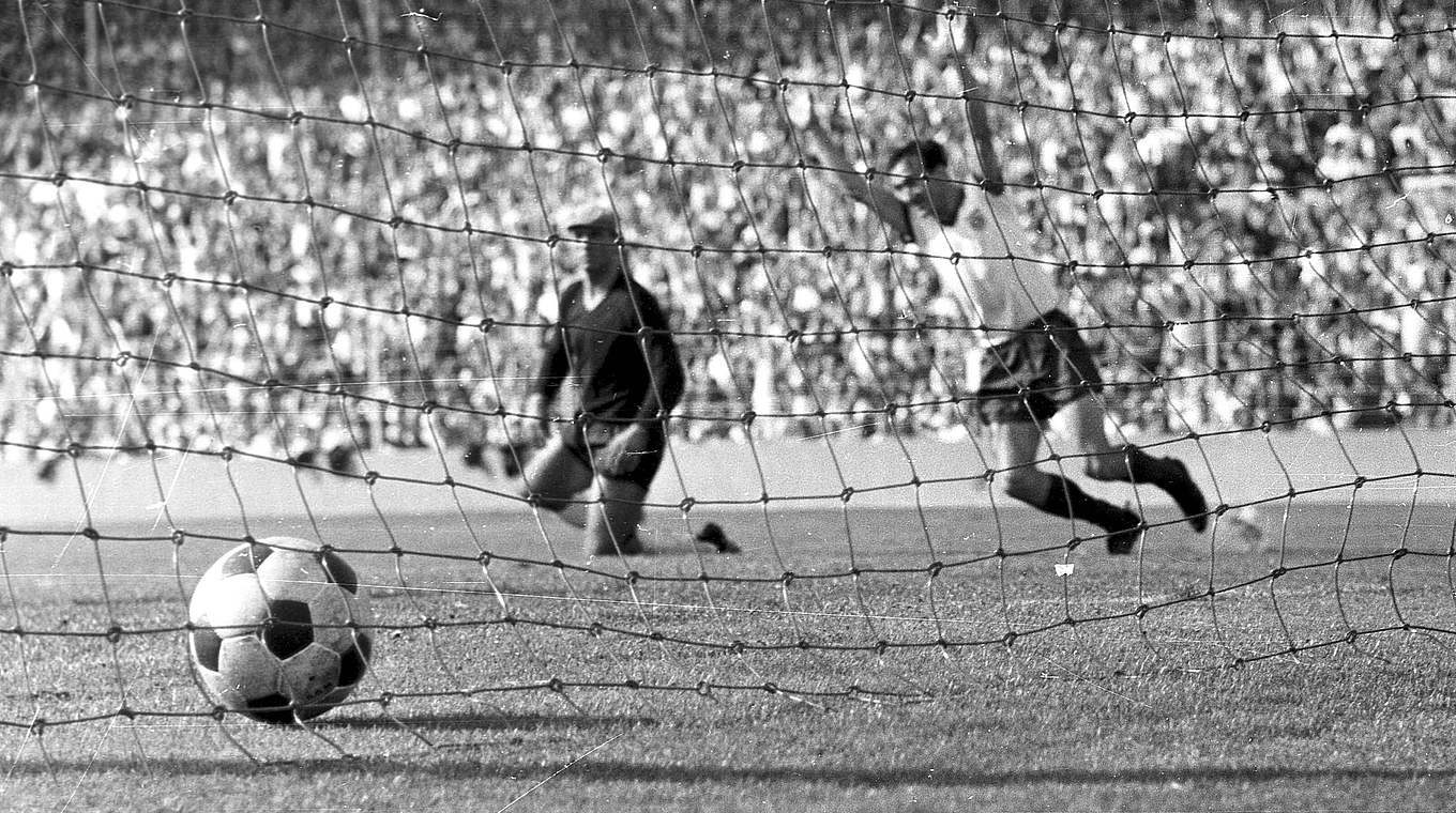 Tor durch Ohlhauser: Der FC Bayern gewinnt am 21. August 1965 mit 2:0 gegen Frankfurt © imago/Horstmüller