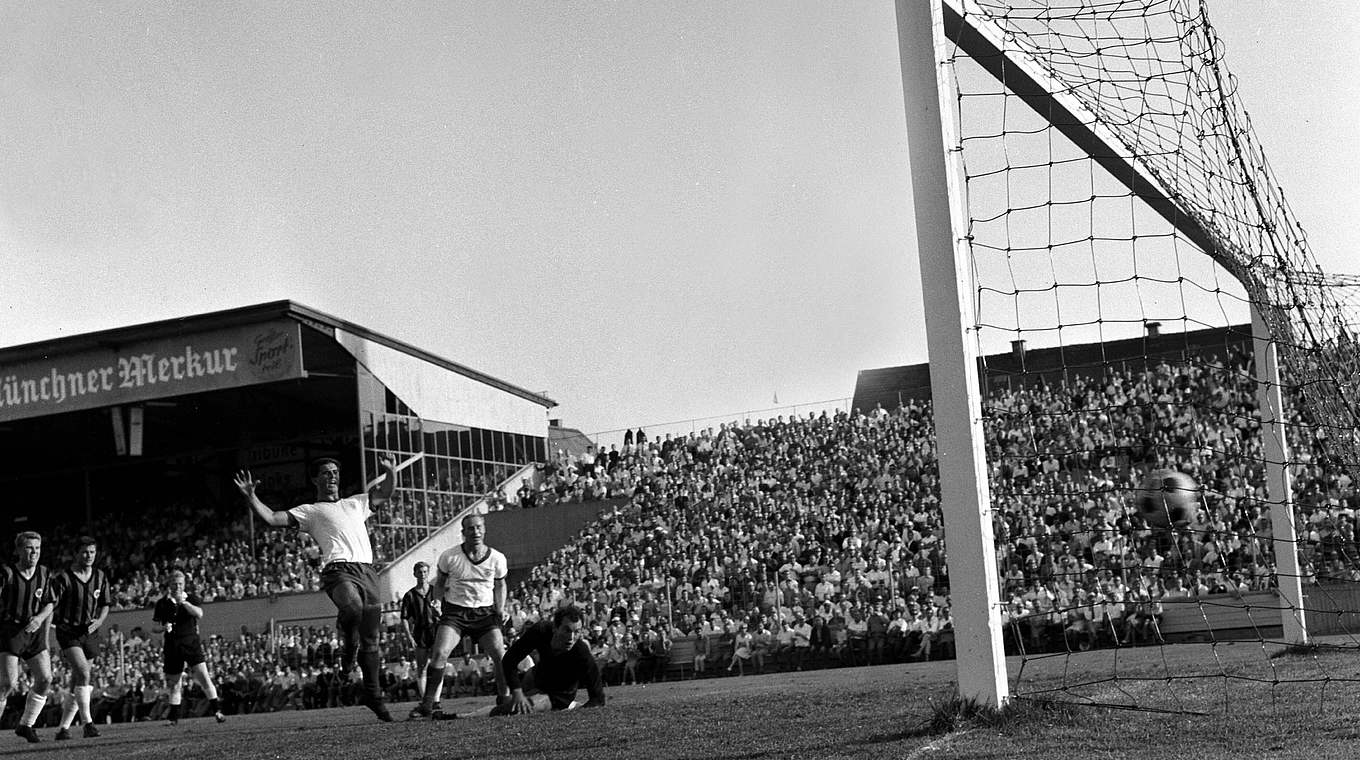 Erster von bislang 999 Siegen in der Bundesliga: Bayern siegt 1965 gegen Frankfurt 2:0 © imago/WEREK