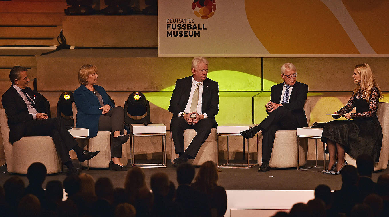 Talkrunde auf der Bühne: Niersbach, Kraft, Sierau und Rauball (v.l.) © 2015 Getty Images