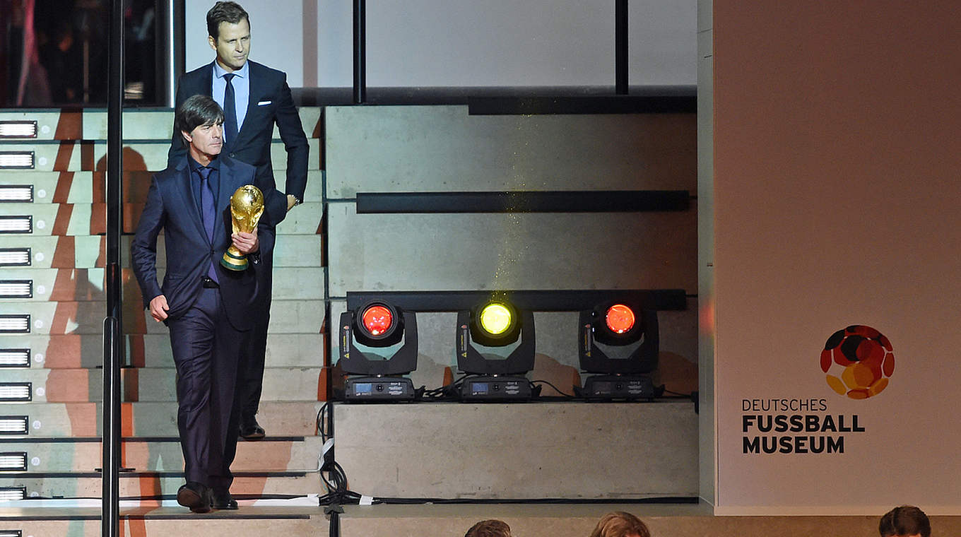 Auch der WM-Pokal darf nicht fehlen: Löw und Bierhoff (o.) bringen den Cup mit © GES/Markus Gilliar
