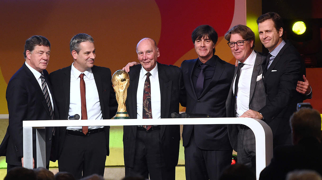 Ein Held von Bern in Dortmund: Horst Eckel (3.v.l.) posiert zusammen mit Löw und Co. © GES/Markus Gilliar