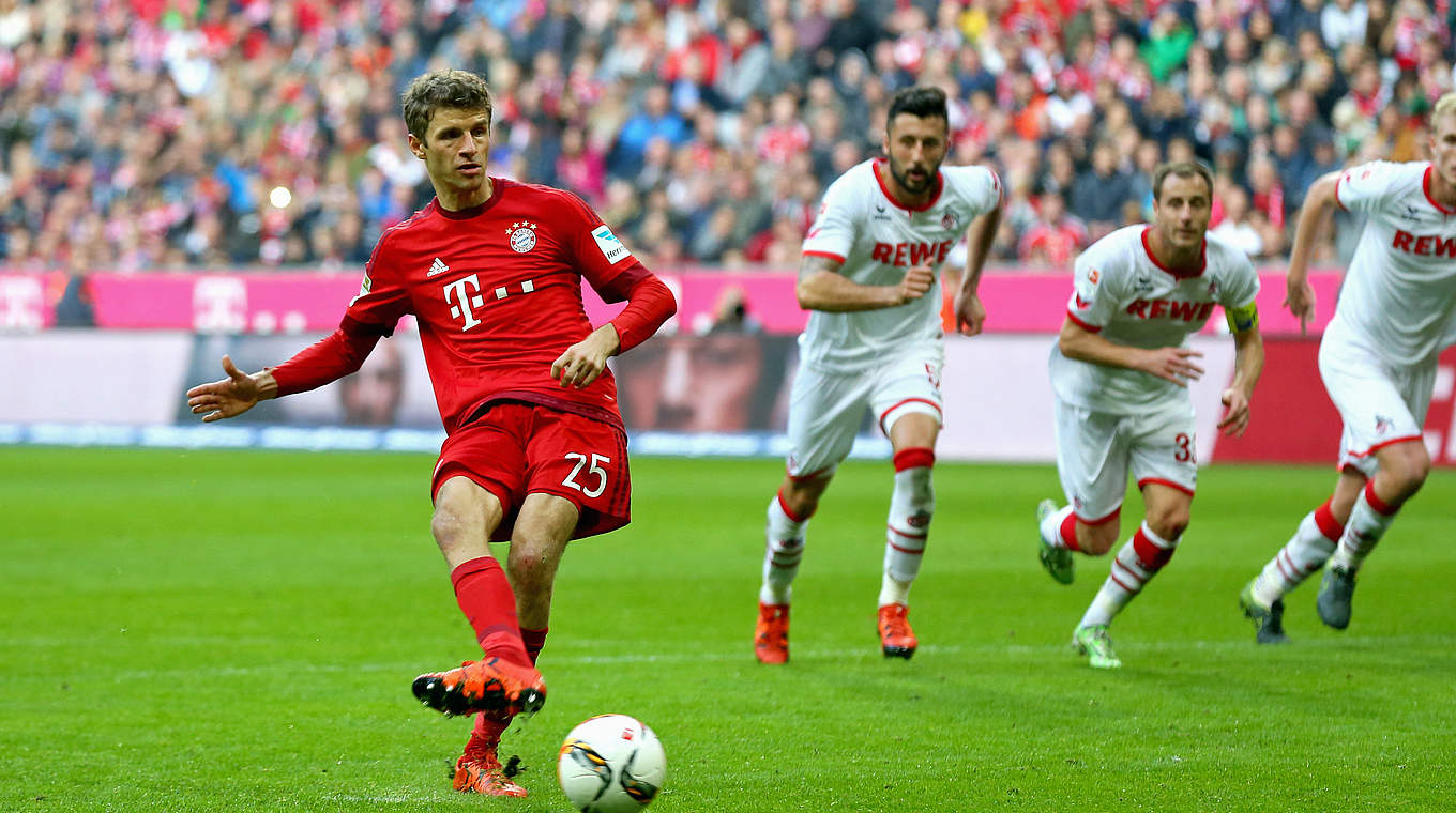Thomas Müller scoring from the spot in Bayern's 1000th win in the Bundesliga © 2015 Getty Images