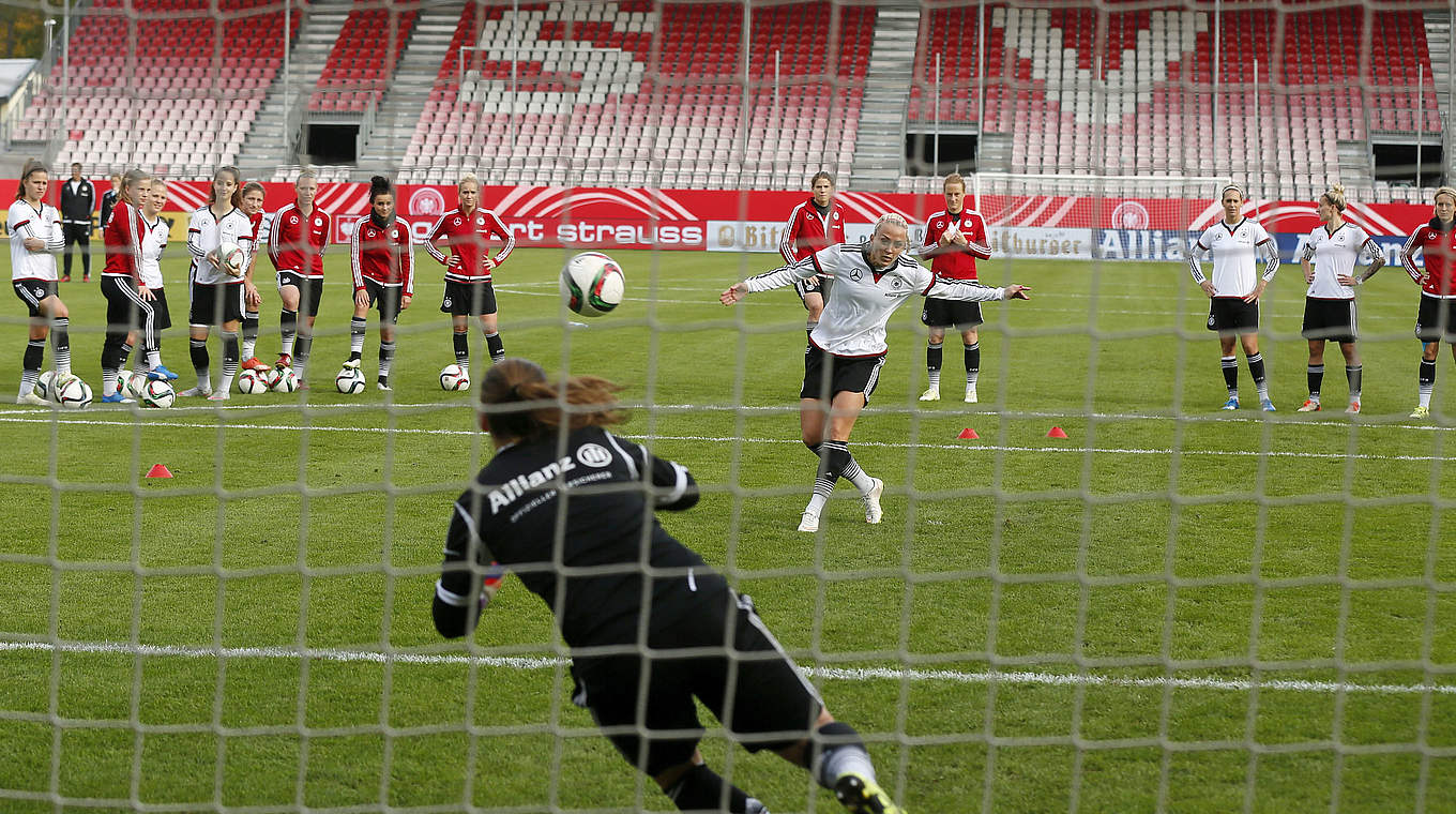 Hoffen im Sandhäuser Stadion auf viele Besucher: die DFB-Frauen © 2015 Getty Images