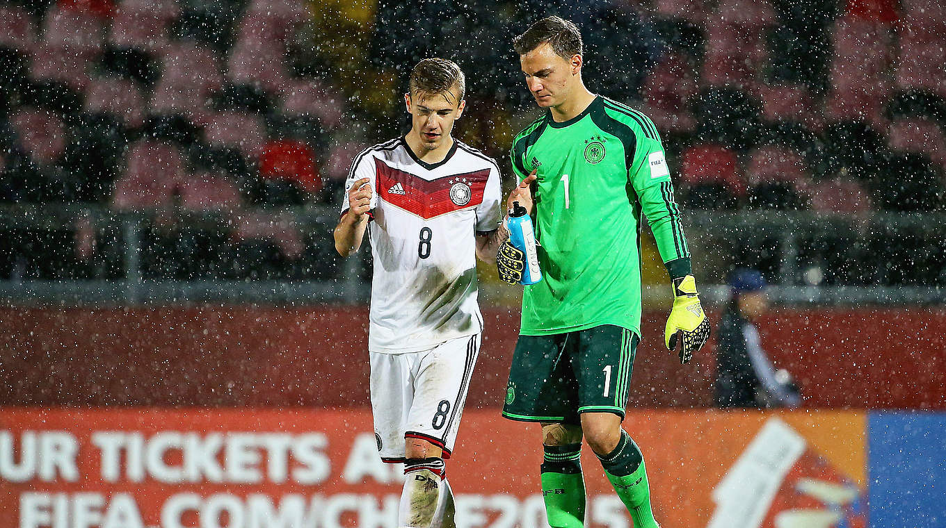 Spielanalyse noch auf dem Platz: Niklas Dorsch (l.) und Constantin Frommann im Gespräch © FIFA/FIFA via Getty Images