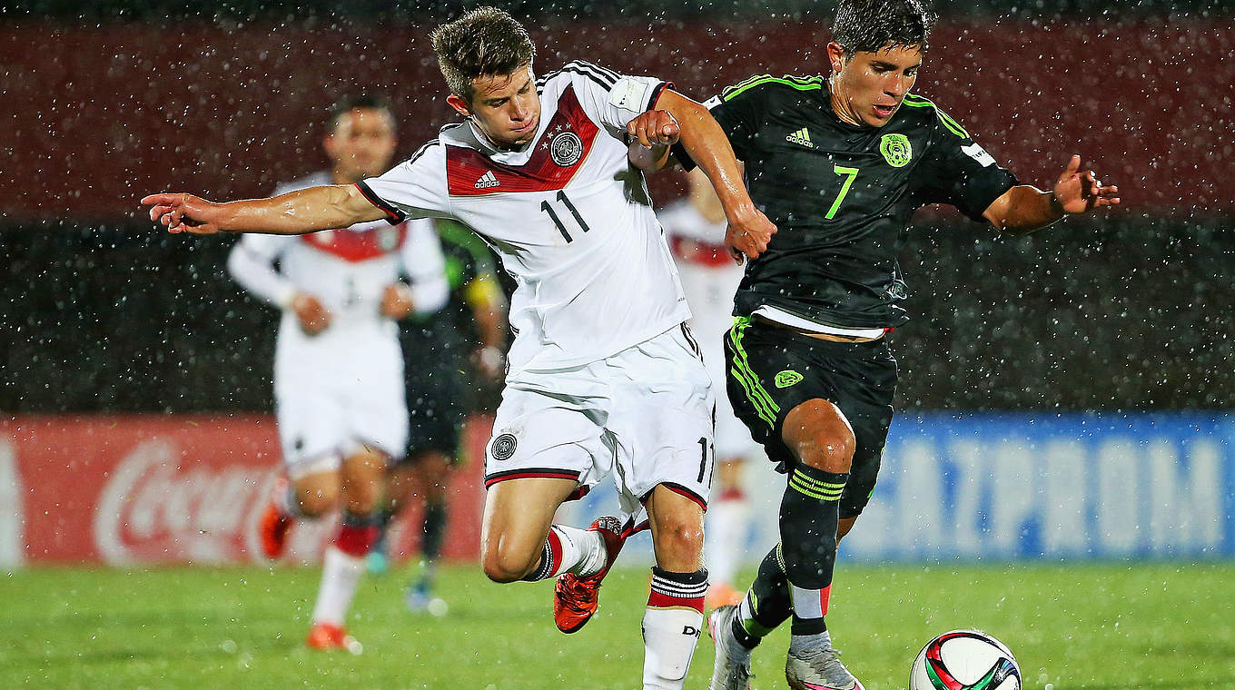 Duell um den Ball: Mats Köhlert (l.) in Aktion © FIFA/FIFA via Getty Images