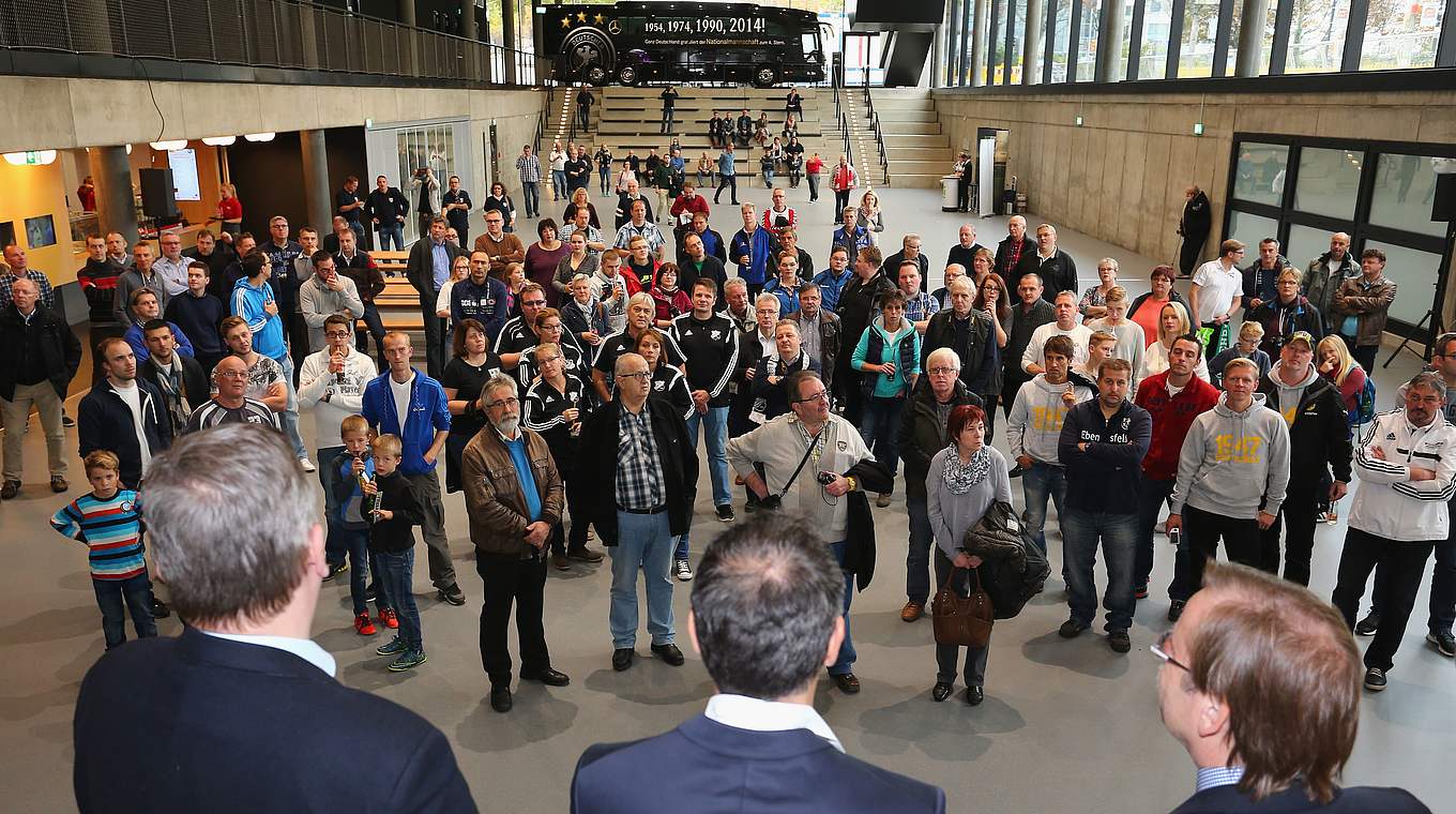 300 Vertreter von 25 Amateurvereinen kamen ins Fußballmuseum © 2015 Getty Images
