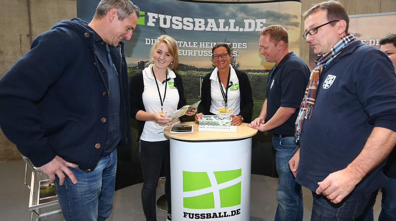 Auch in Dortmund dabei: Der FUSSBALL.DE-Infostand © 2015 Getty Images