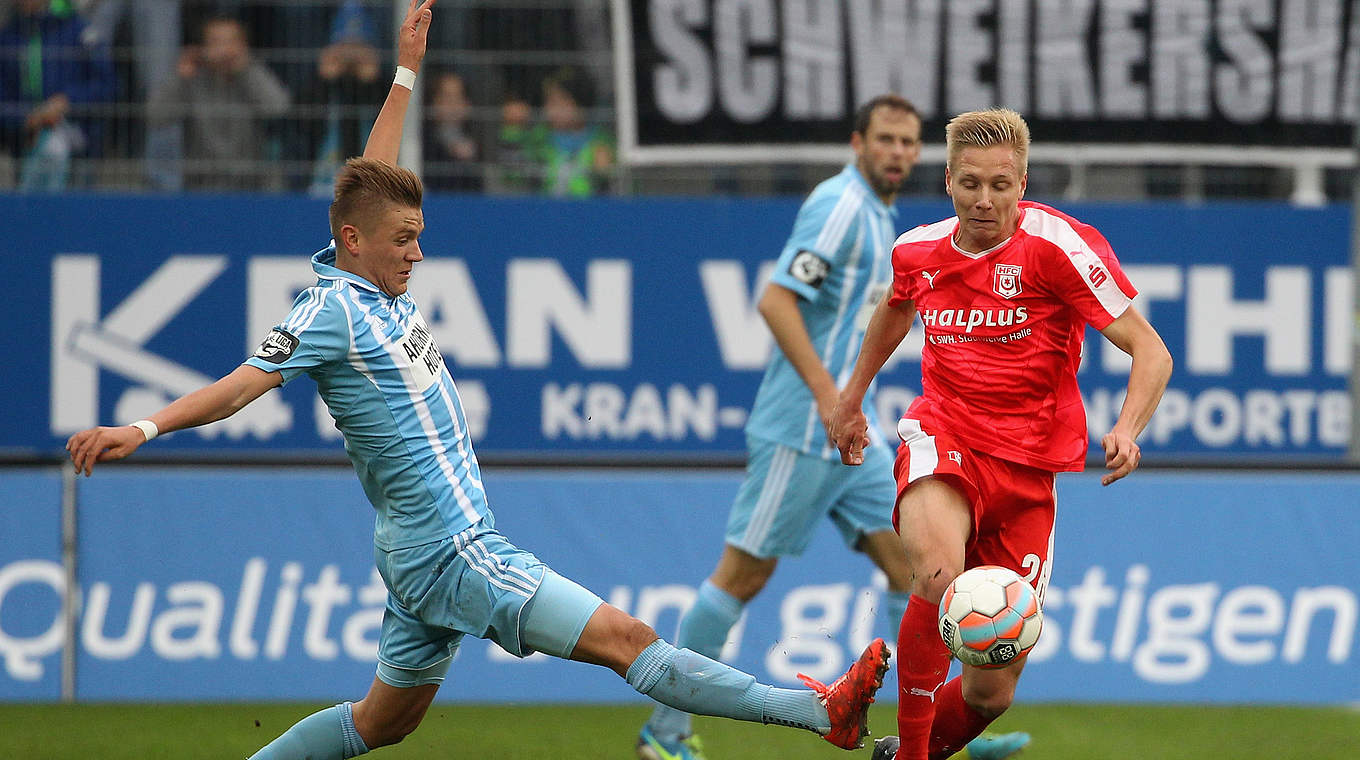 Mit der Fußspitze am Ball: Kaffenberger (l.) setzt sich gegen Diring durch © 2015 Getty Images