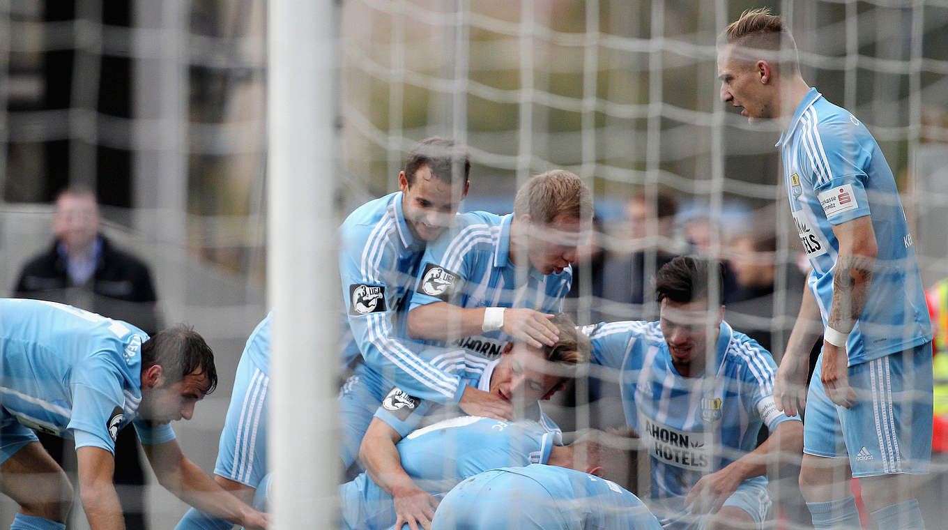 Jubeltraube: Chemnitz feiert den Dreier gegen Halle © 2015 Getty Images