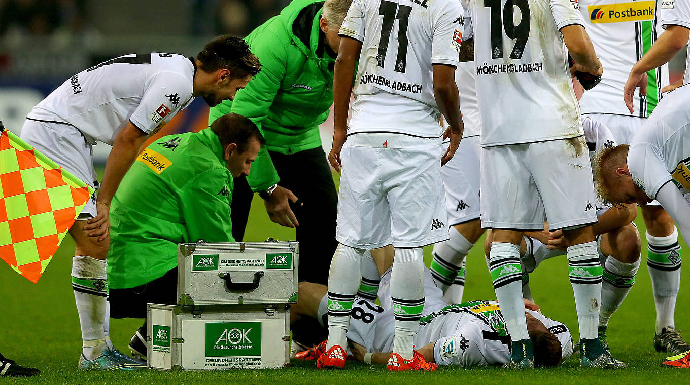 Schwer verletzt: André Hahn wird noch auf dem Platz behandelt © 2015 Getty Images