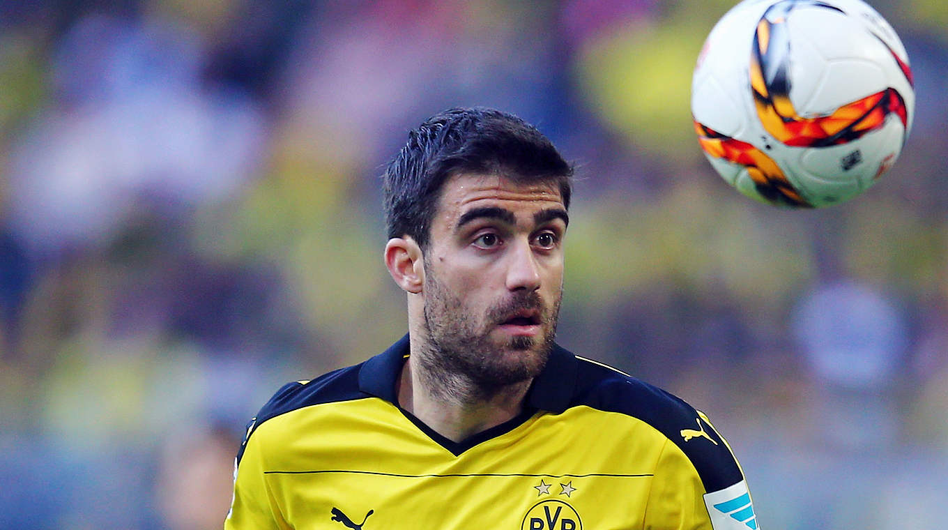 Verlängert seinen Vertrag bei Dortmund bis 2019: Abwehrspieler Sokratis © 2015 Getty Images