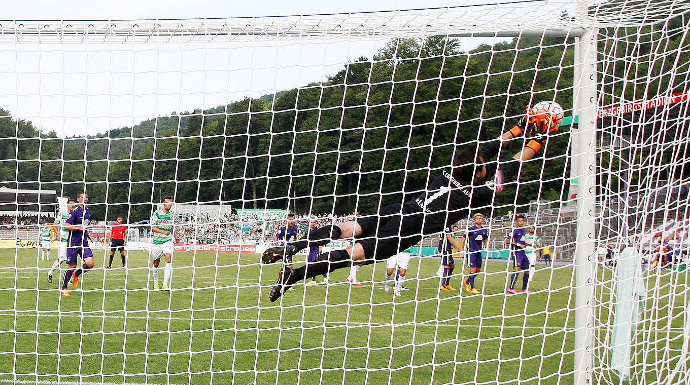 Starke Flugeinlagen: Martin Männel sichert in der ersten Runde Aues 1:0 gegen Fürth © imago/Picture Point