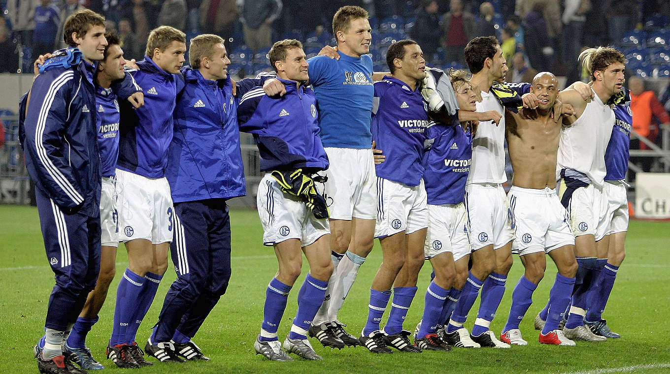 Königsblauer Jubel: Schalke feiert 2005 den ersten Sieg der Champions-League-Vorrunde © 2005 Getty Images