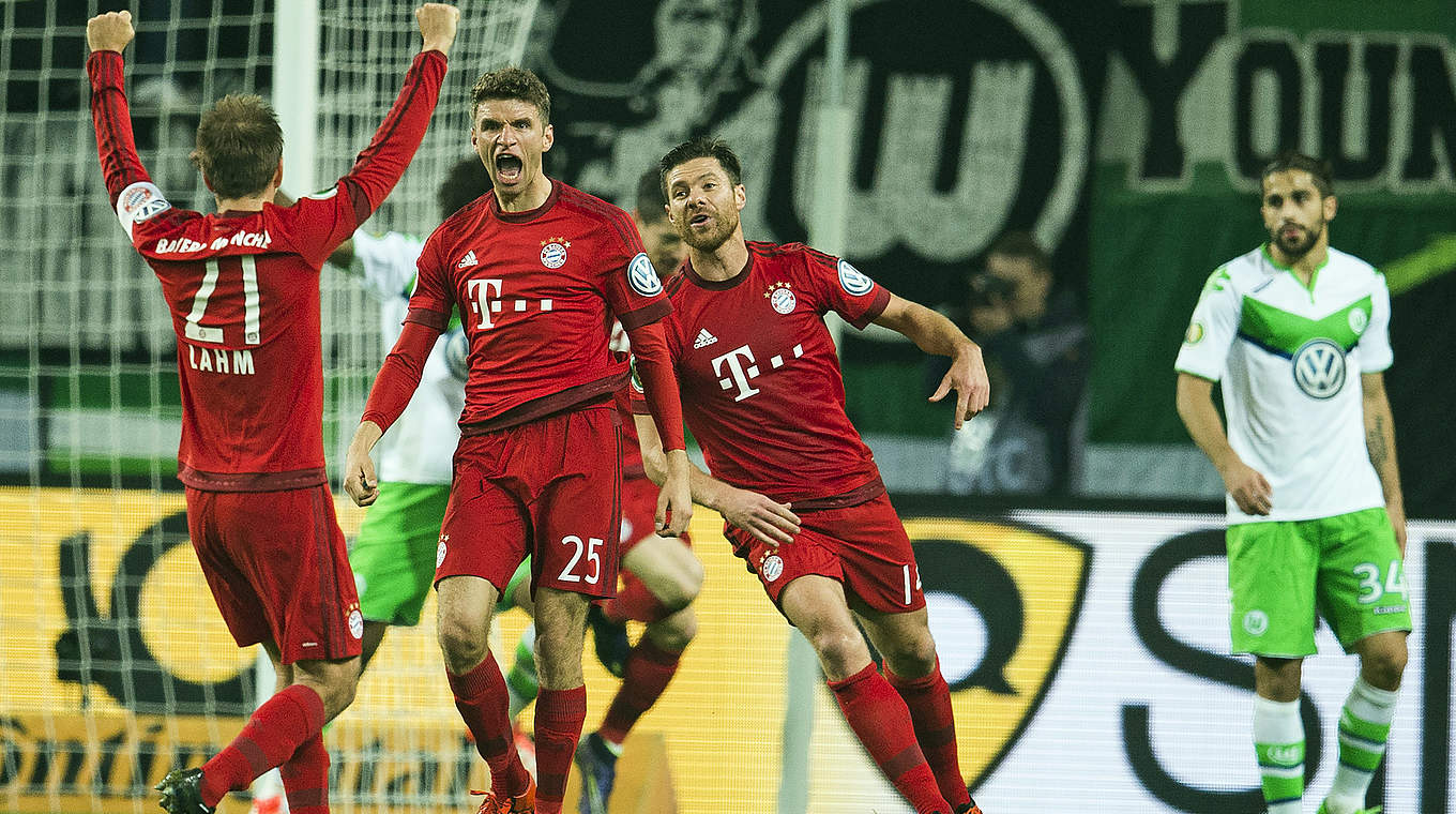 Doppelpack vor der Pause: Thomas Müller (2.v.l.) führt den FC Bayern ins Achtelfinale © 