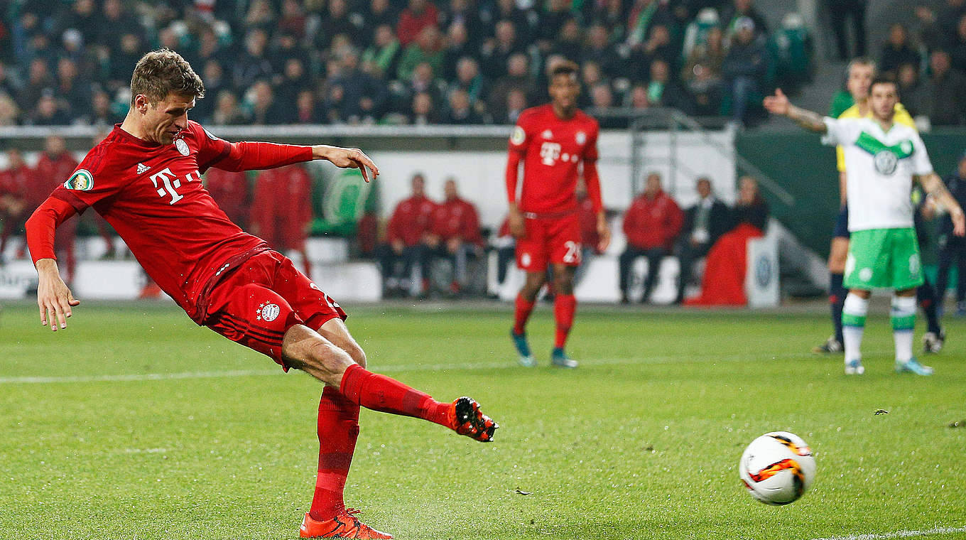 Das 2:0 für Rekordpokalsieger FC Bayern: Thomas Müller (l.) erhöht gegen Wolfsburg © 2015 Getty Images