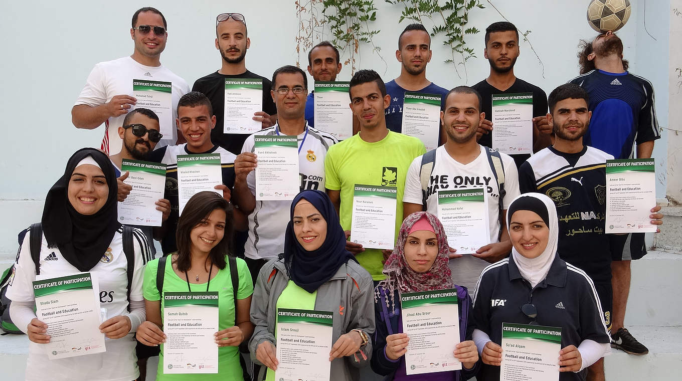 "Qualifizierte Trainer und Vorbilder": die frisch ausgebildeten Trainer für Flüchtlingscamps © DFB