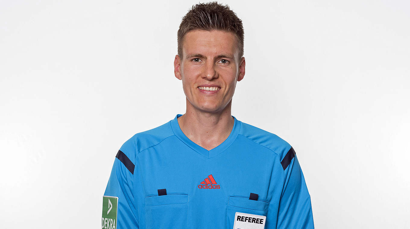 Leitet den Auftakt zum elften Spieltag: FIFA-Referee Daniel Siebert aus Berlin © 2015 Getty Images