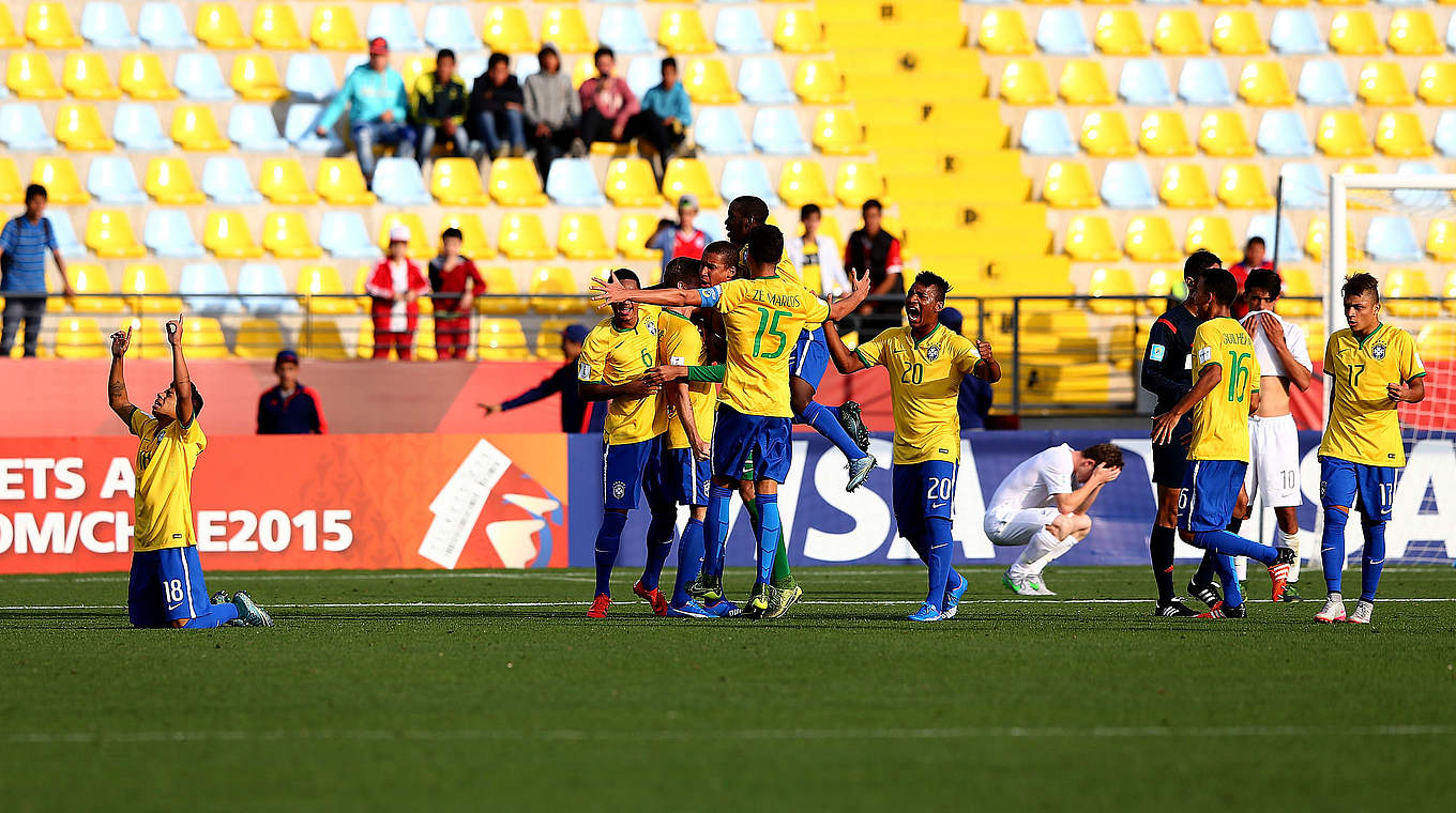 Last-Minute-Treffer für Brasilien: Die Selecao jubelt über den Viertelfinaleinzug © FIFA/FIFA via Getty Images